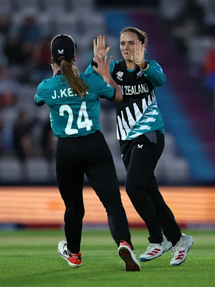 New Zealand stay in the hunt with last-gasp win over Ireland