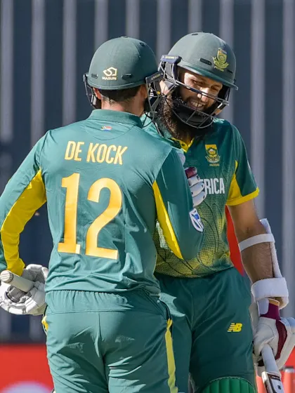 De Kock, Amla star in comfortable win for South Africa