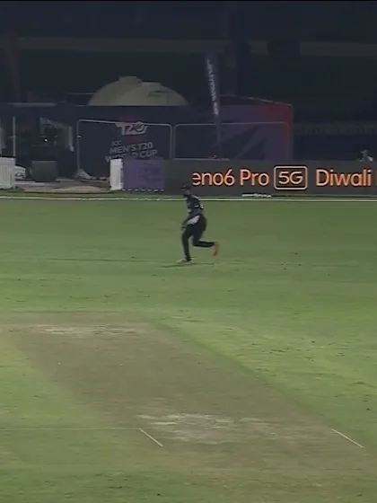 Martin Guptill takes sharp one-handed grab