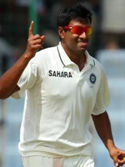 Australia's tail holds up India's spinners