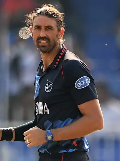 David Wiese removes Kiwi dangerman Martin Guptill early