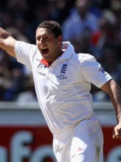 England edges closer to retaining Ashes urn