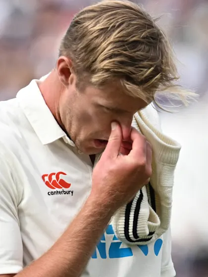 Key New Zealand quick flies home with injured back