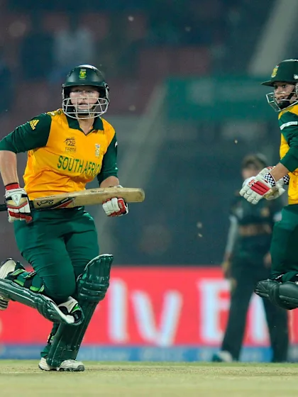 Van Niekerk, Lee shut Pakistan out