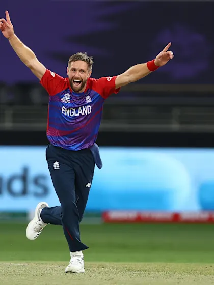 Woakes traps Maxwell for 6