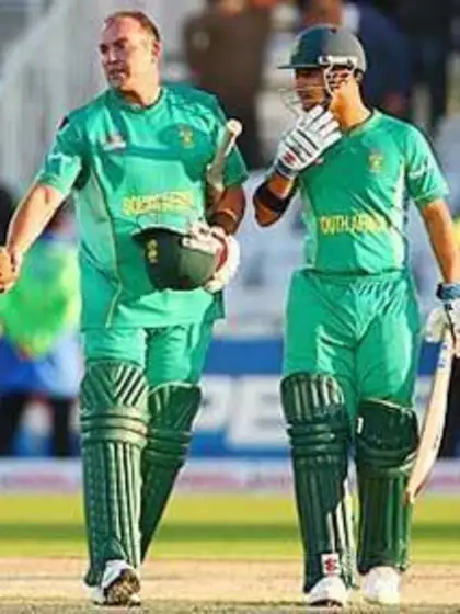 South Africa stroll to victory