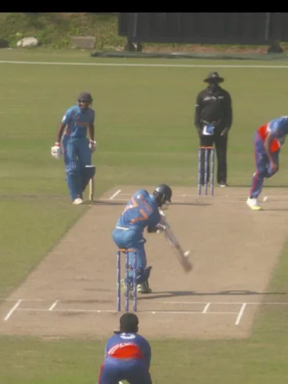 WCL 4 - A one-handed stunner by the Bermuda bowler