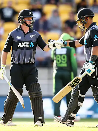 Southee, Munro dismantle Pakistan