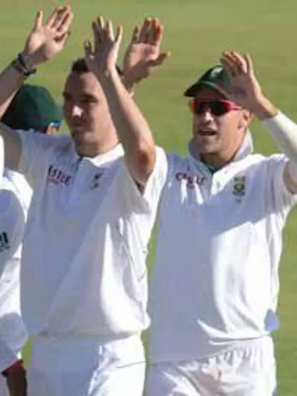 Abbott's heroics edge Pakistan closer to series whitewash