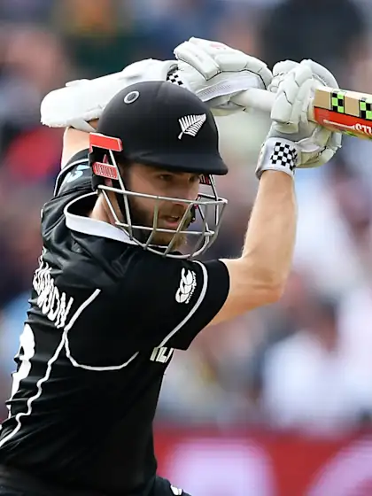 Williamson ton, de Grandhomme power New Zealand in thriller