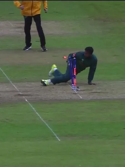 WICKET: Williamson run-out courtesy Mosaddek Hossain