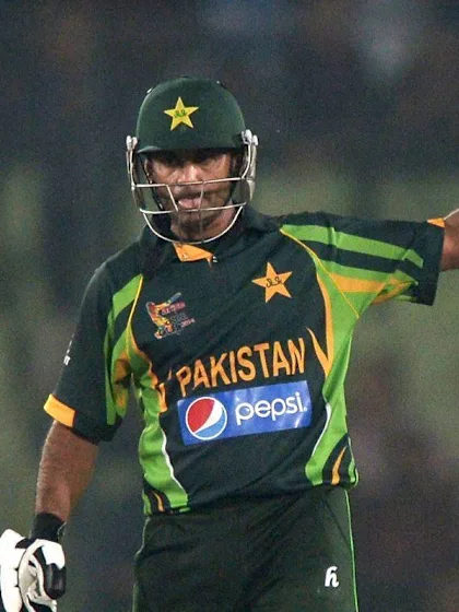 Kamran, Hafeez take Pakistan to victory