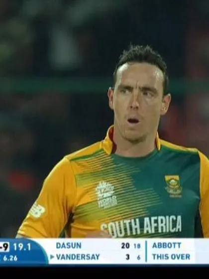 Kyle Abott's yorker destroys the stumps!