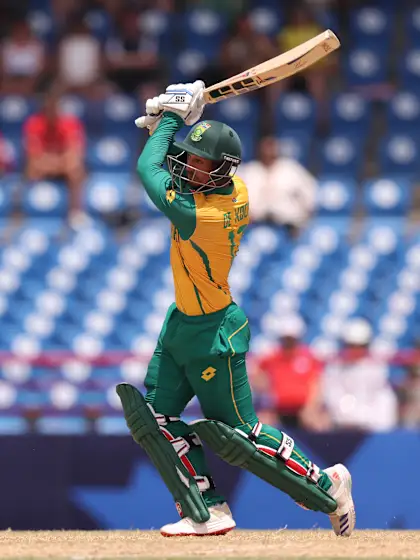 De Kock stars again as South Africa edge England in Super Eights thriller