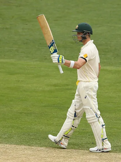 Defiant Smith holds up India