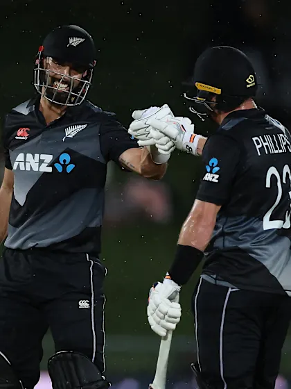 Glenn Phillips, Daryl Mitchell stand sink Ireland