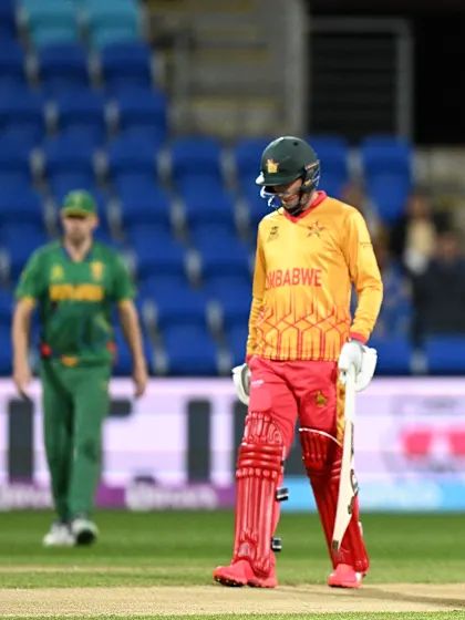 Logo of Quinton de Kock reaches high to get a hand to a Sikandar Raza nick | T20WC 2022