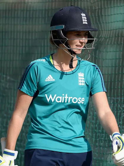 Edwards announces retirement from professional cricket