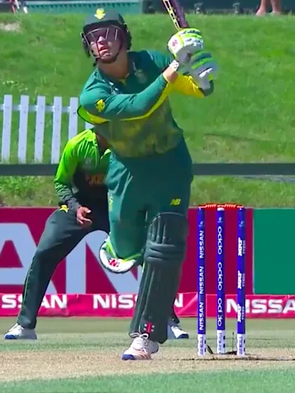 van Tonder gets a leading edge off Musa to fall for 4