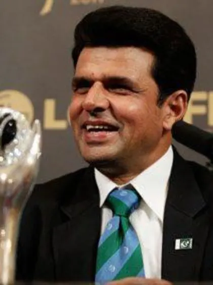 Aleem Dar wins the David Shepherd Trophy for ICC Umpire of the Year 2011