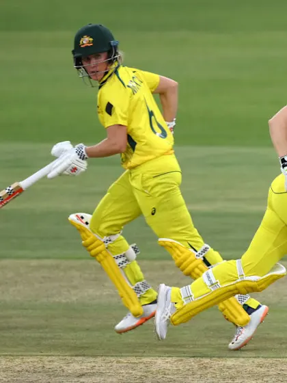 Mooney and Healy lead Australia to big win over Sri Lanka