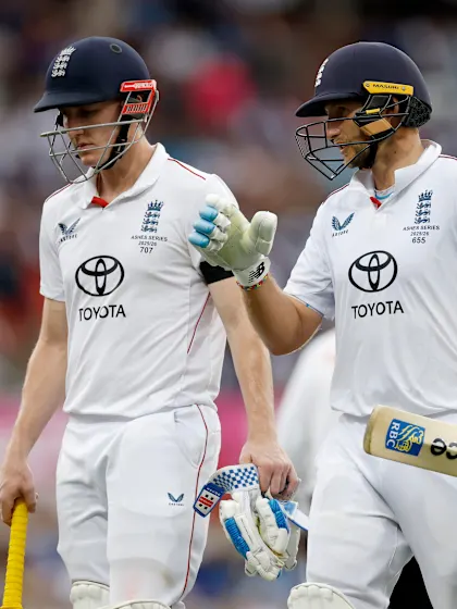 England enjoy Sydney saunter before weather curtails Day 1