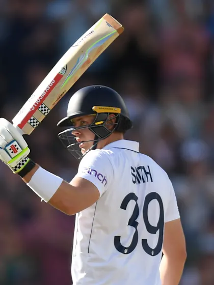 England keeper draws Gilchrist comparisons as Sri Lanka take control of third Test