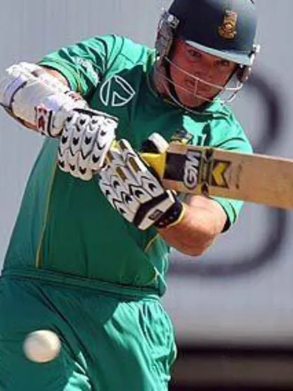 Smith puts bat to ball again