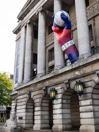 Spectacular ‘Giant Catch’ sculpture unveiled in Nottingham with one week until CWC19