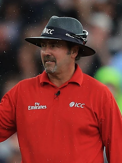 Richard Illingworth shares knowledge with budding German umpires