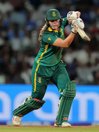 Dercksen's consecutive sixes turn the tide for the Proteas | CWC25