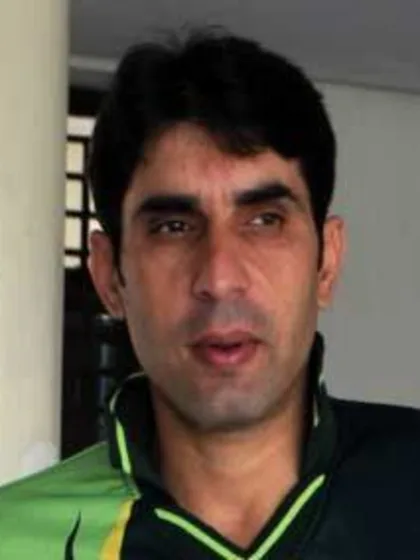Misbah urges new players to help Pakistan