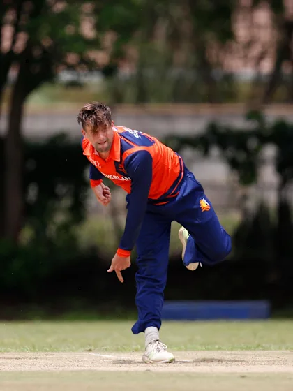 Seelaar the star as Netherlands edge out Ireland