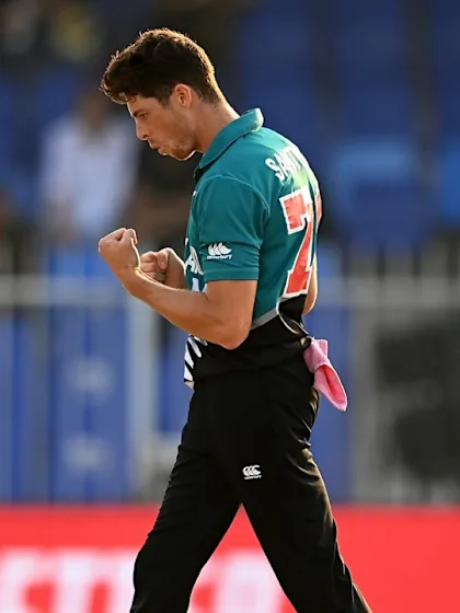 Logo of Mitchell Santner gem knocks over Stephan Baard