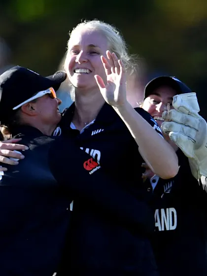 Bates, Rowe help New Zealand cruise past Pakistan