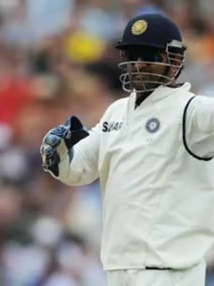 Dhoni's gesture earns ICC Spirit of Cricket Award