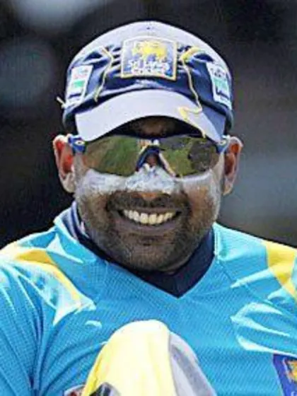 Jayawardene and Mathews rescue Sri Lanka