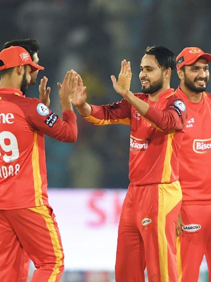Islamabad United complete tight chase to eliminate Karachi Kings