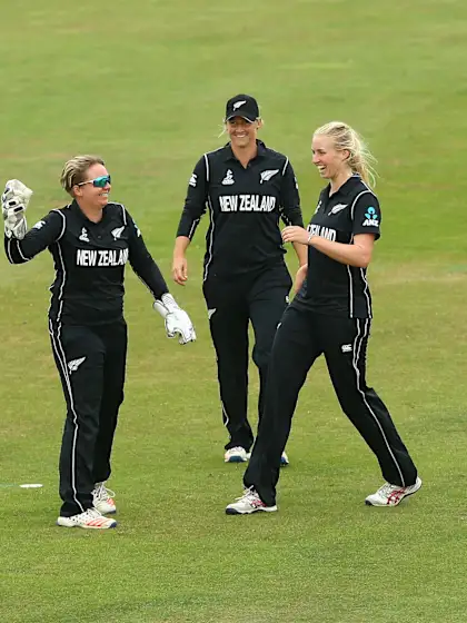 Bates, Rowe put New Zealand 3-0 up