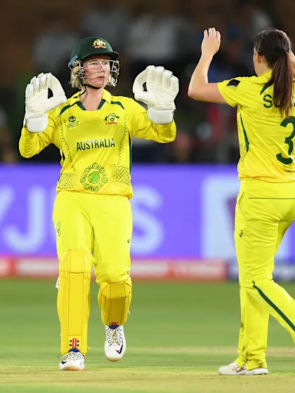 Australia qualify for semi-finals with impressive win over South Africa