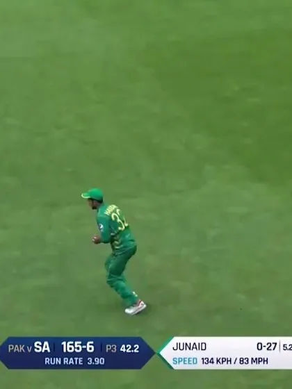 WICKET: Morris falls to Junaid for 28