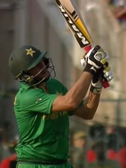 Shahid Afridi hits a huge Six!