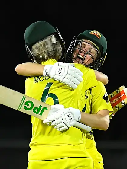Australia pull off a heist to keep the winning streak alive