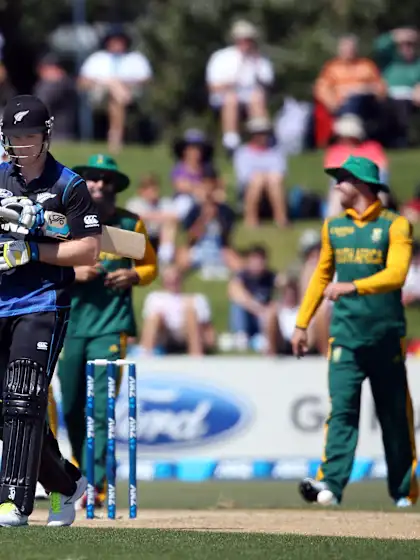 De Villiers, Duminy steer South Africa home