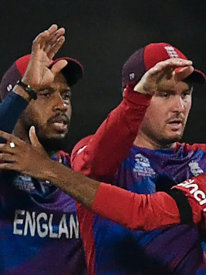 Logo of Adil Rashid removes the dangerous Quinton de Kock