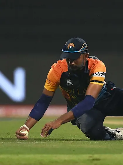 Dasun Shanaka takes sensational one-handed catch