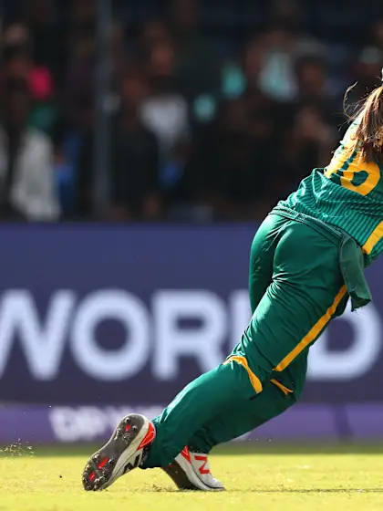 Sune Luus takes splendid diving grab to remove Melie Kerr | CWC25