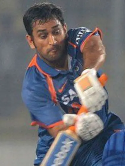 De Villiers, Dhoni and Hussey battle for top spot