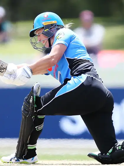 Sophie Devine cracks rapid 89 to set up big Adelaide win