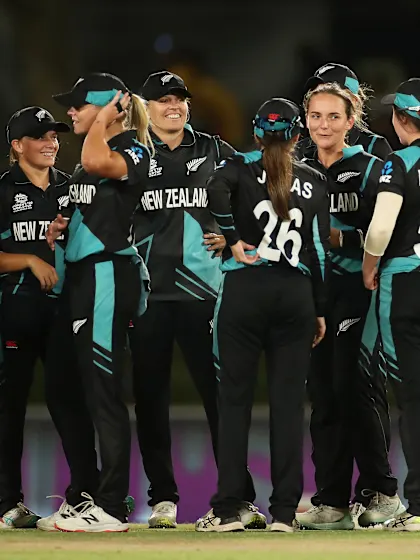 New Zealand thrash Sri Lanka to boost semi-final hopes